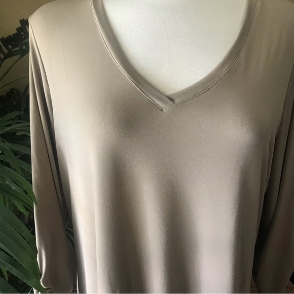 Susan Graver v-neck pullover stretch top - Picture 3 of 6